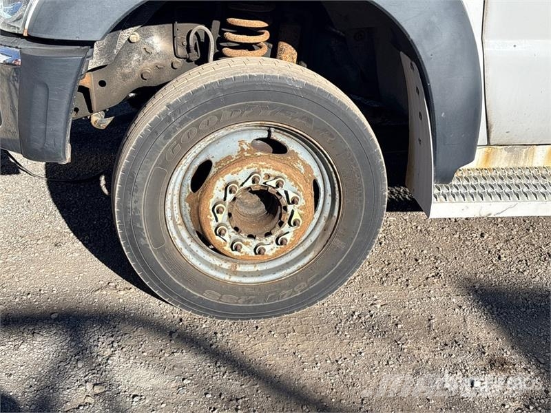 Ford TTS25-2002FBHS 35 ft on Ford F-550 4x2 Van Mounte Avtokošare