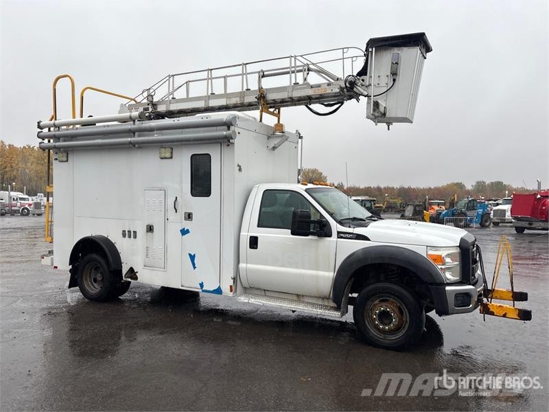 Ford TTS25-2002FBHS 35 ft on  Ford F-550 4x2 Van Mounte Plataformas aéreas montadas em camião