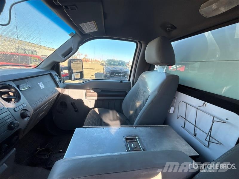 Ford TTS25-2002FBHS 35 ft on Ford F-550 4x2 Van Mounte Avtokošare