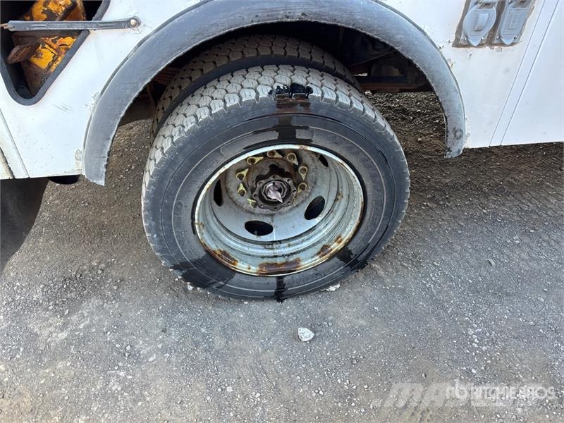 Ford TTS25-5-GY 35 ft on  Ford F-450 4x2 Van Mounted Ae Pacēlāji uz automašīnas bāzes