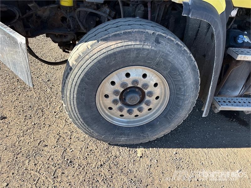 Freightliner 114SD 6x4 Flatbed Truck Вантажівки-платформи/бокове розвантаження