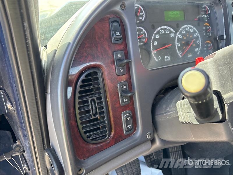 Freightliner 114SD 6x4 T/A Day Cab Truck Tractor Седельные тягачи