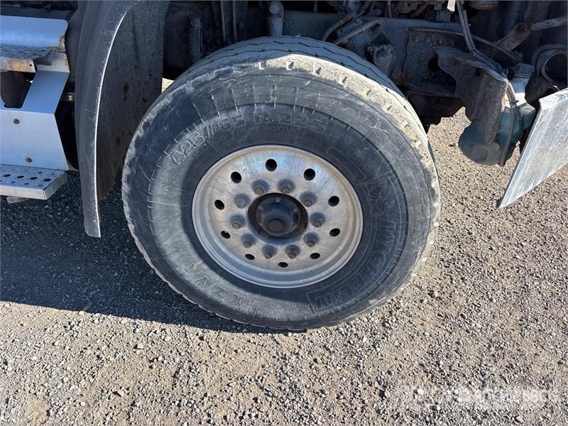 Freightliner 114SD 6x4 Flatbed Truck Вантажівки-платформи/бокове розвантаження