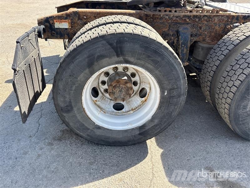 Freightliner 114SD 6x4 T/A Day Cab Truck Tractor Седельные тягачи