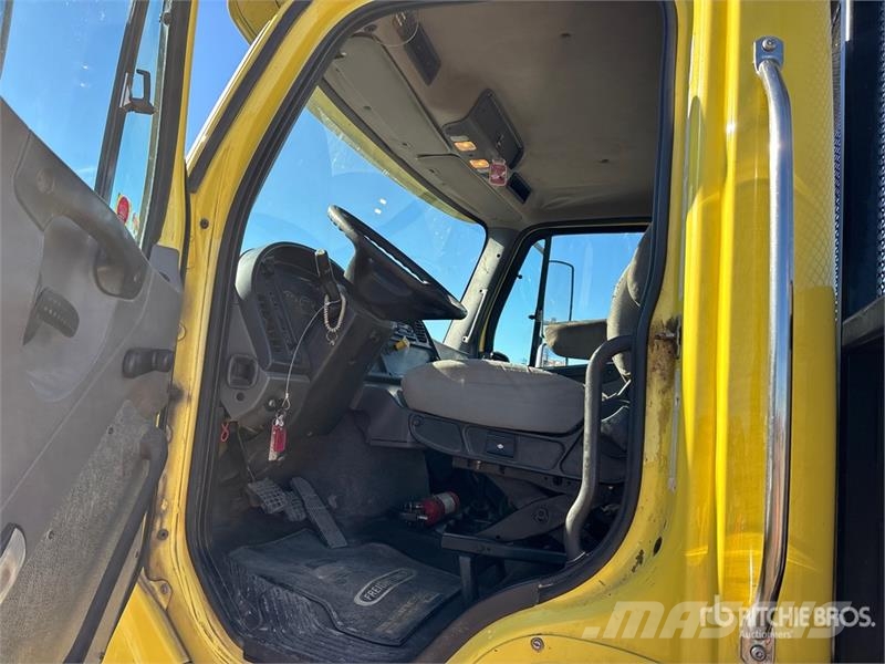 Freightliner 114SD 6x4 Flatbed Truck Вантажівки-платформи/бокове розвантаження