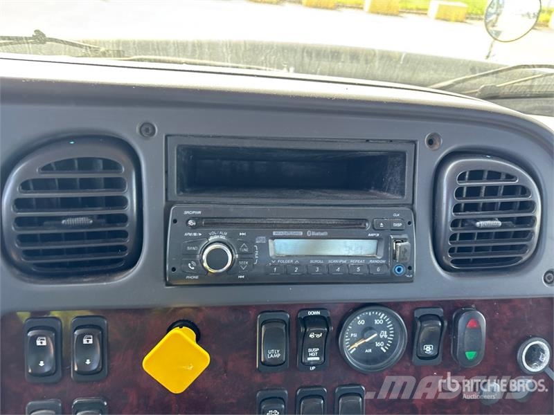 Freightliner 114SD 6x4 T/A Day Cab Truck Tractor Седельные тягачи