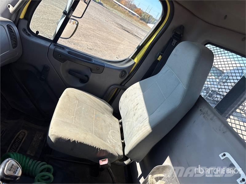 Freightliner 114SD 6x4 Flatbed Truck Вантажівки-платформи/бокове розвантаження