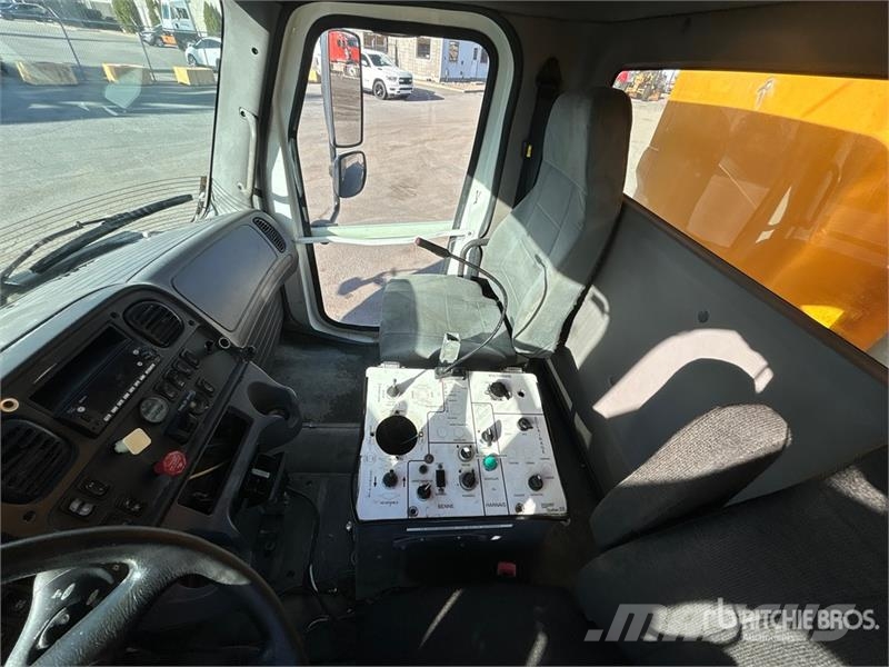 Freightliner 114SD 6x4 T/A Dump Truck Tippbil