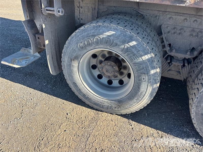 Freightliner 114SD 6x4 Flatbed Truck Вантажівки-платформи/бокове розвантаження