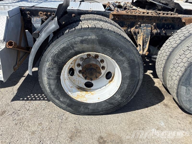 Freightliner 114SD 6x4 T/A Day Cab Truck Tractor Седельные тягачи