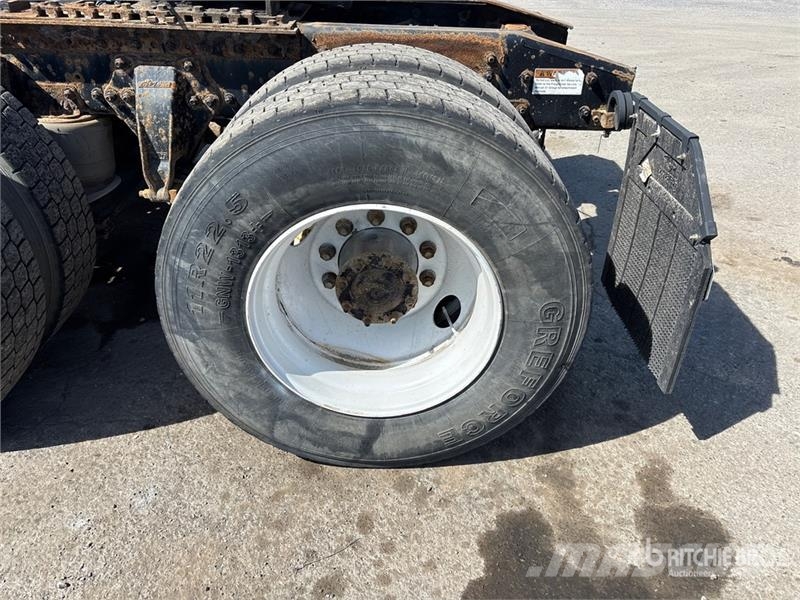 Freightliner 114SD 6x4 T/A Day Cab Truck Tractor Седельные тягачи