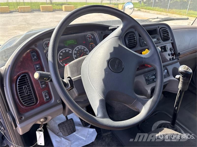 Freightliner 114SD 6x4 T/A Day Cab Truck Tractor Седельные тягачи