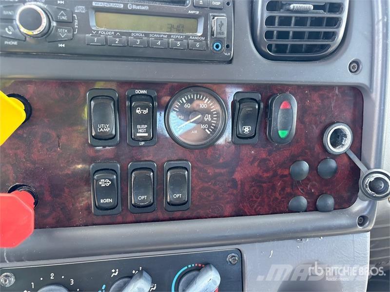 Freightliner 114SD 6x4 T/A Day Cab Truck Tractor Седельные тягачи