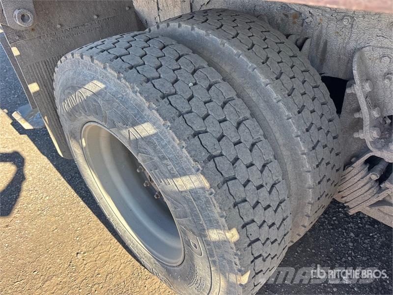 Freightliner 114SD 6x4 Flatbed Truck Вантажівки-платформи/бокове розвантаження