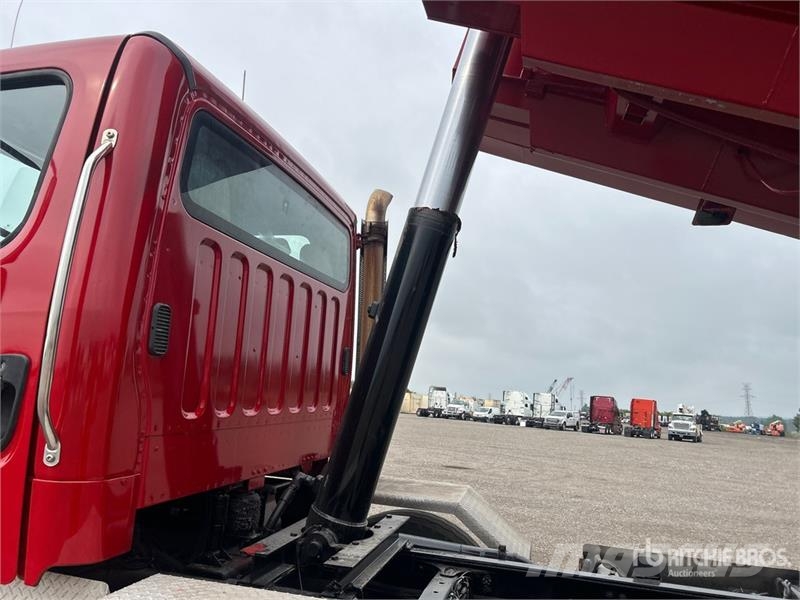Freightliner 114SD 8x4 Twin-Steer T/A Dump Truck Tipper trucks