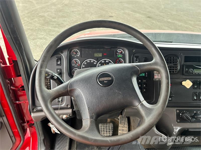 Freightliner 114SD 8x4 Twin-Steer T/A Dump Truck Tipper trucks