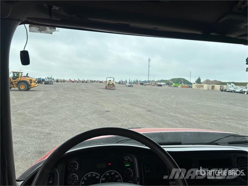Freightliner 114SD 8x4 Twin-Steer T/A Dump Truck Tipper trucks