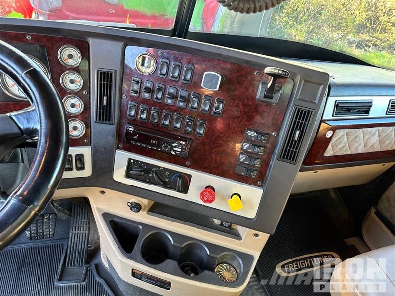 Freightliner 122SD 8x4 Tri/A Dump Truck Kipper