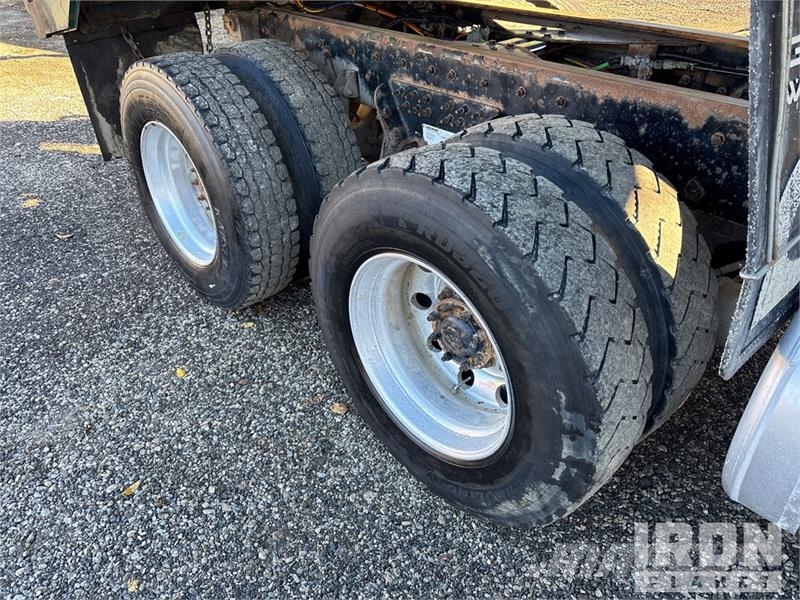 Freightliner 122SD 8x4 Tri/A Dump Truck Kipper