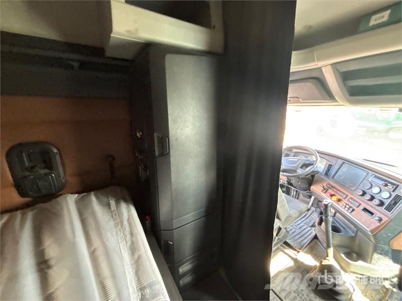 Freightliner Cascadia 126 6x4 T/A Sleeper Truck Tractor Тягачі