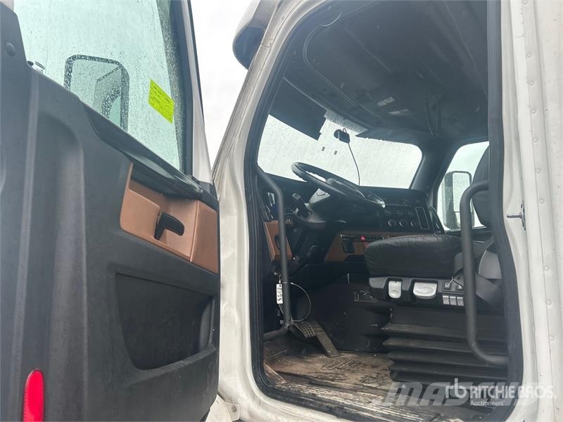 Freightliner Cascadia 126 T/A Sleeper Truck Tractor Tractor Units