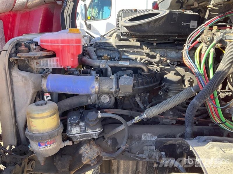 Freightliner Cascadia 126 6x4 T/A Sleeper Truck Tractor (Inoper وحدات الجر