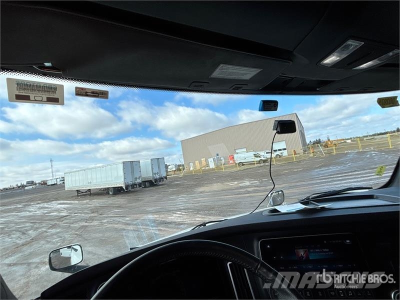 Freightliner Cascadia 126 6x4 T/A Sleeper Truck Tractor Тягачі