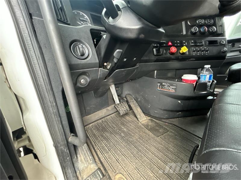 Freightliner Cascadia 126 6x4 T/A Sleeper Truck Tractor Sattelzugmaschinen
