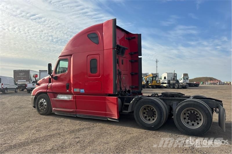 Freightliner Cascadia 125 6x4 T/A Sleeper Truck Tractor Tegljači