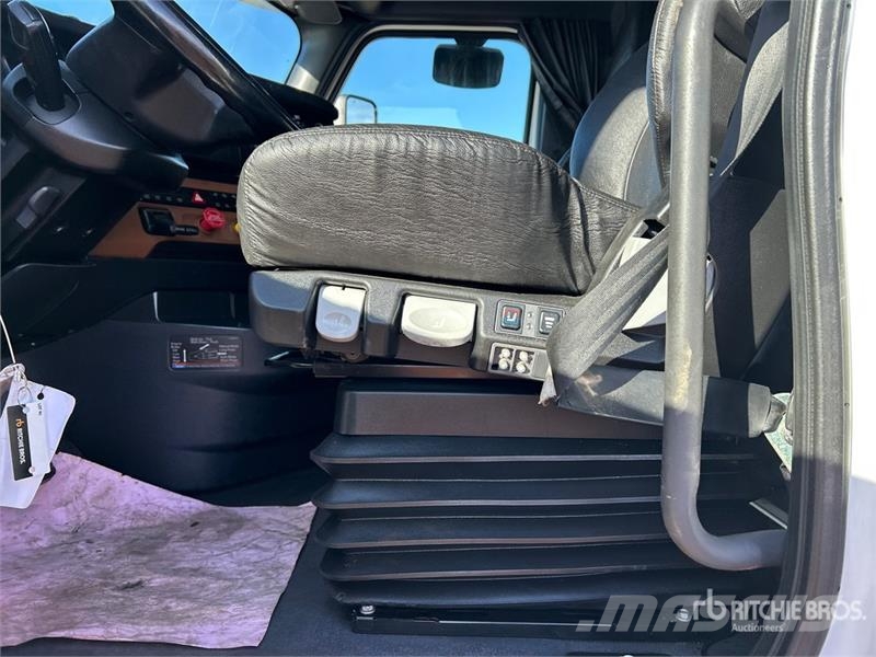 Freightliner Cascadia 126 6x4 T/A Sleeper Truck Tractor Седельные тягачи