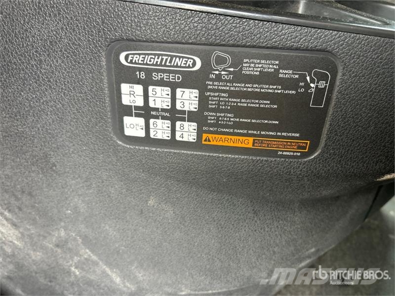 Freightliner Cascadia 126 6x4 T/A Sleeper Truck Tractor Sadulveokid