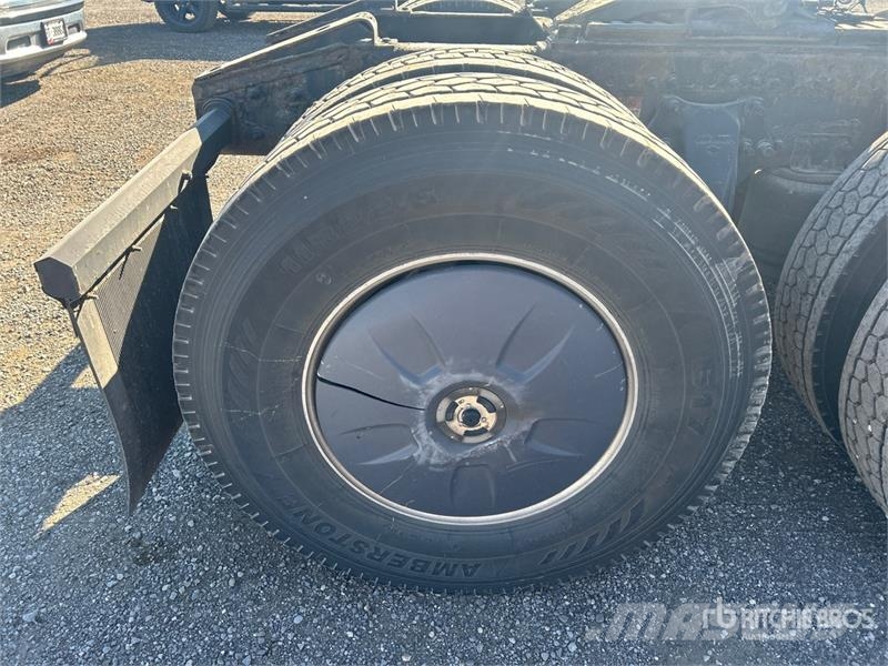 Freightliner Cascadia 126 6x4 T/A Sleeper Truck Tractor Nyergesvontatók