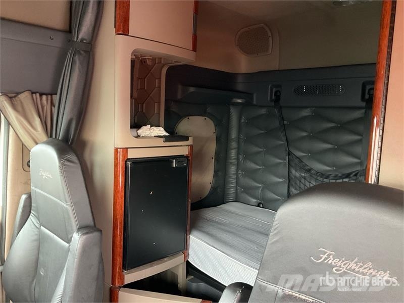 Freightliner Cascadia 125 6x4 T/A Sleeper Truck Tractor Vlačilci