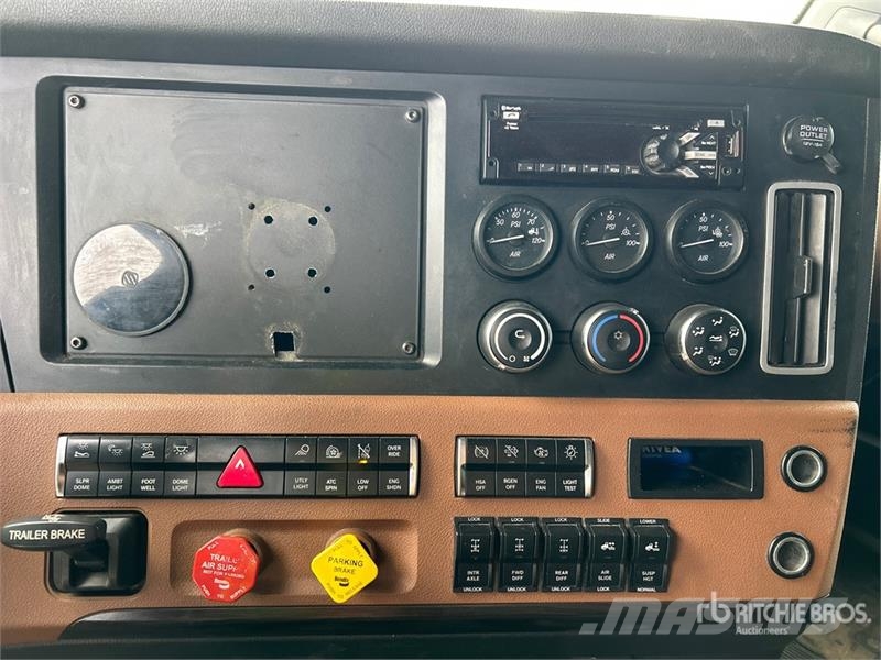 Freightliner Cascadia 126 6x4 T/A Sleeper Truck Tractor Tractor Units