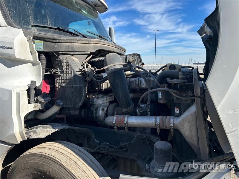 Freightliner Cascadia 126 6x4 T/A Sleeper Truck Tractor Sattelzugmaschinen