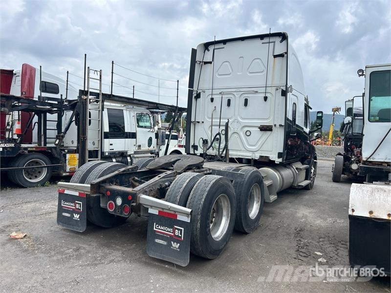 Freightliner Cascadia 126 6x4 T/A Sleeper Truck Tractor (Inoper Cabezas tractoras