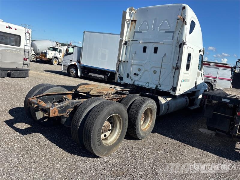 Freightliner Cascadia 125 6x4 T/A Sleeper Truck Tractor (Inoper Vetopöytäautot