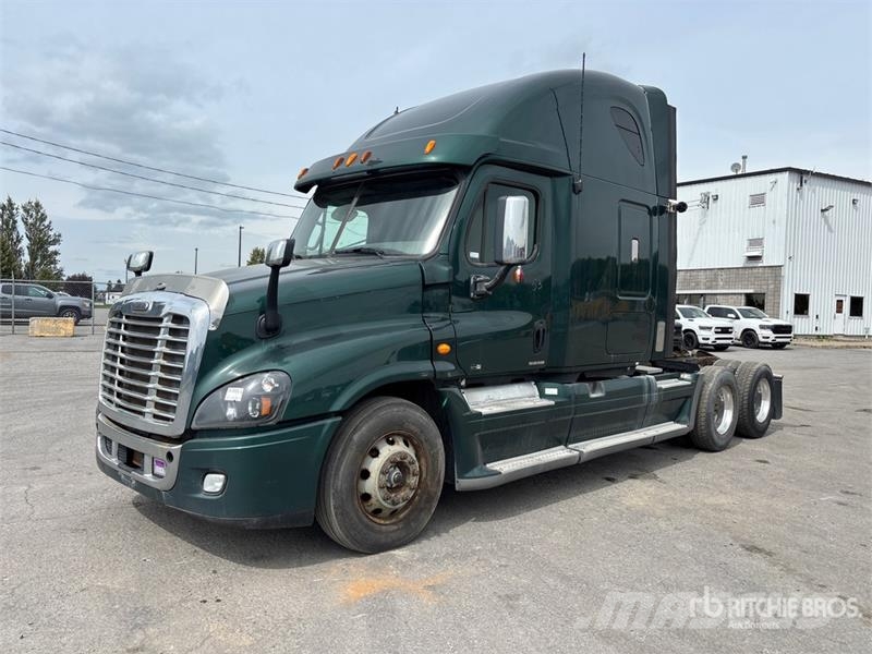 Freightliner Cascadia 125 6x4 T/A Sleeper Truck Tractor Vetopöytäautot
