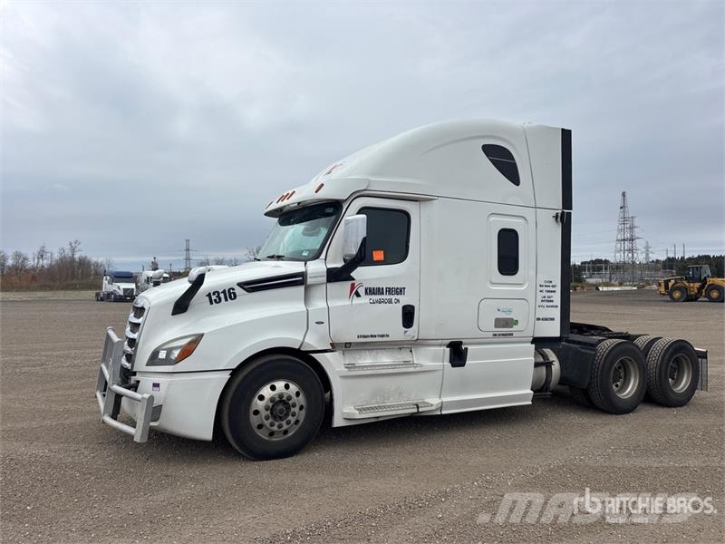 Freightliner Cascadia 126 6x4 T/A Sleeper Truck Tractor Тягачі