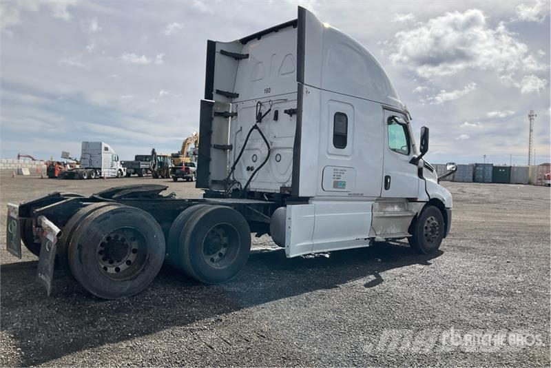 Freightliner Cascadia 126 6x4 T/A Sleeper Truck Tractor Vlačilci