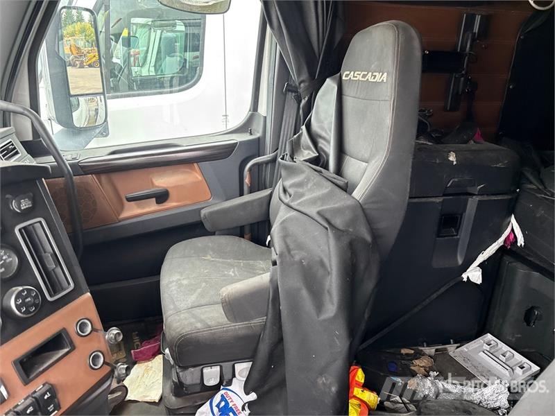 Freightliner Cascadia 126 6x4 6x4 T/A Sleeper Truck Tractor (In Tractor Units