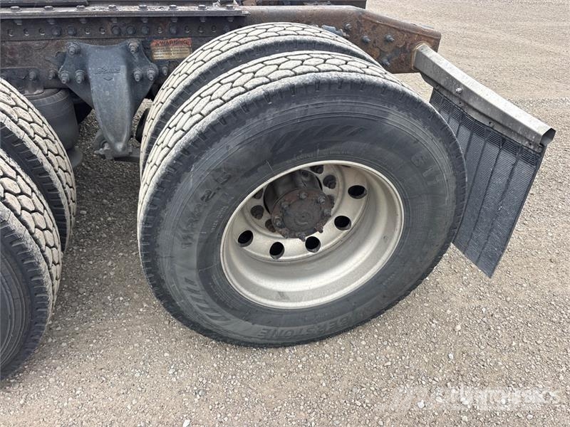 Freightliner Cascadia 126 6x4 T/A Sleeper Truck Tractor Тягачі