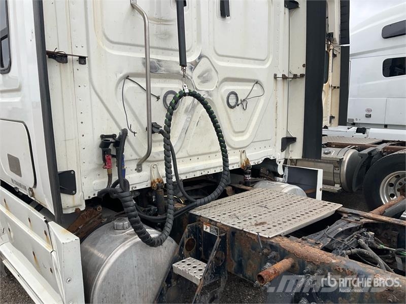 Freightliner Cascadia 126 6x4 T/A Sleeper Truck Tractor Motrici e Trattori Stradali