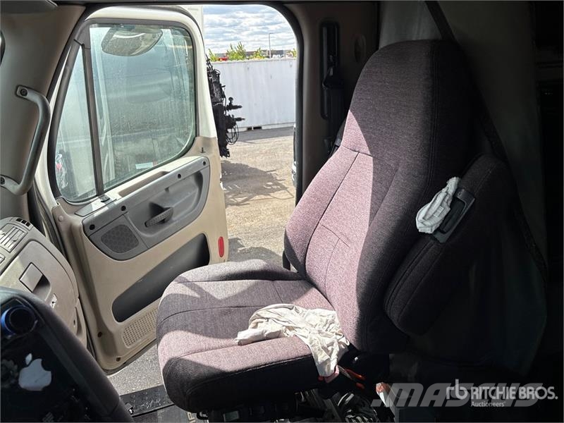 Freightliner Cascadia 125 6x4 T/A Sleeper Truck Tractor Trekkvogner