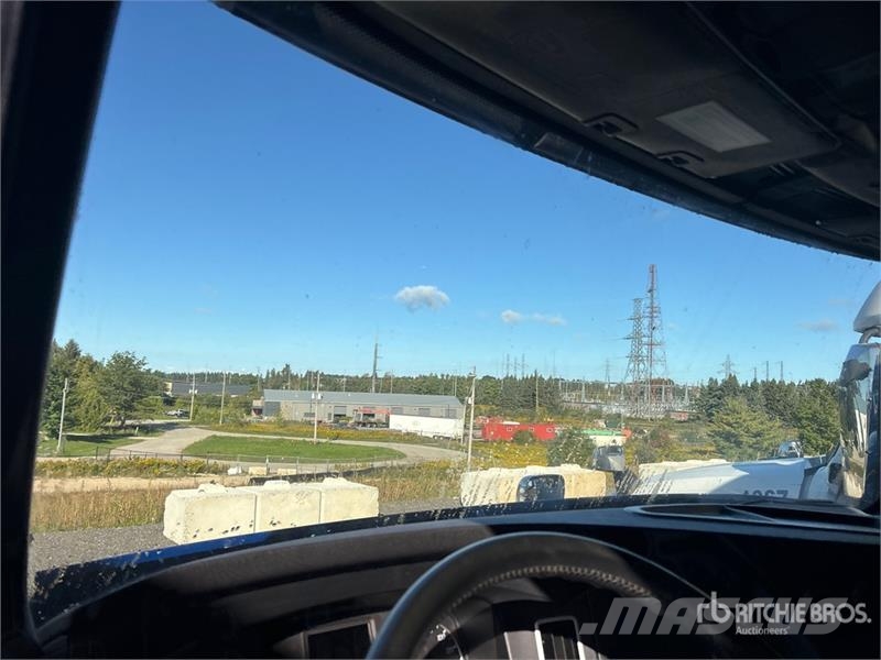 Freightliner Cascadia 126 6x4 T/A Sleeper Truck Tractor Tractor Units