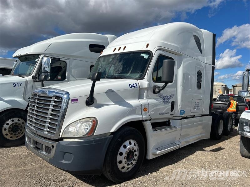 Freightliner Cascadia 125 6x4 T/A Sleeper Truck Tractor (Inoper Sattelzugmaschinen