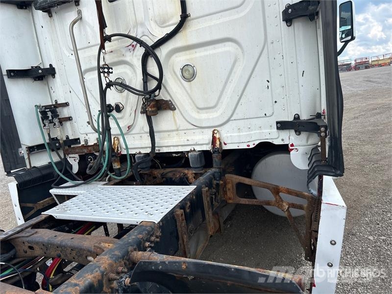 Freightliner Cascadia 125 6x4 T/A Sleeper Truck Tractor Truck Tractor Units