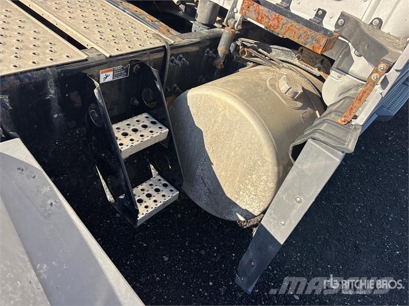 Freightliner Cascadia 126 6x4 T/A Sleeper Truck Tractor Tractor Units
