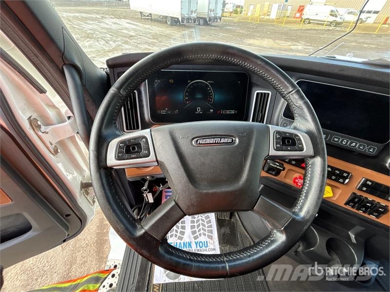 Freightliner Cascadia 126 6x4 T/A Sleeper Truck Tractor Тягачі