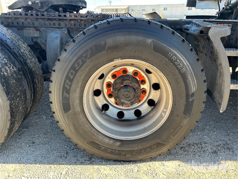 Freightliner Cascadia 126 6x4 T/A Sleeper Truck Tractor Camiones tractor